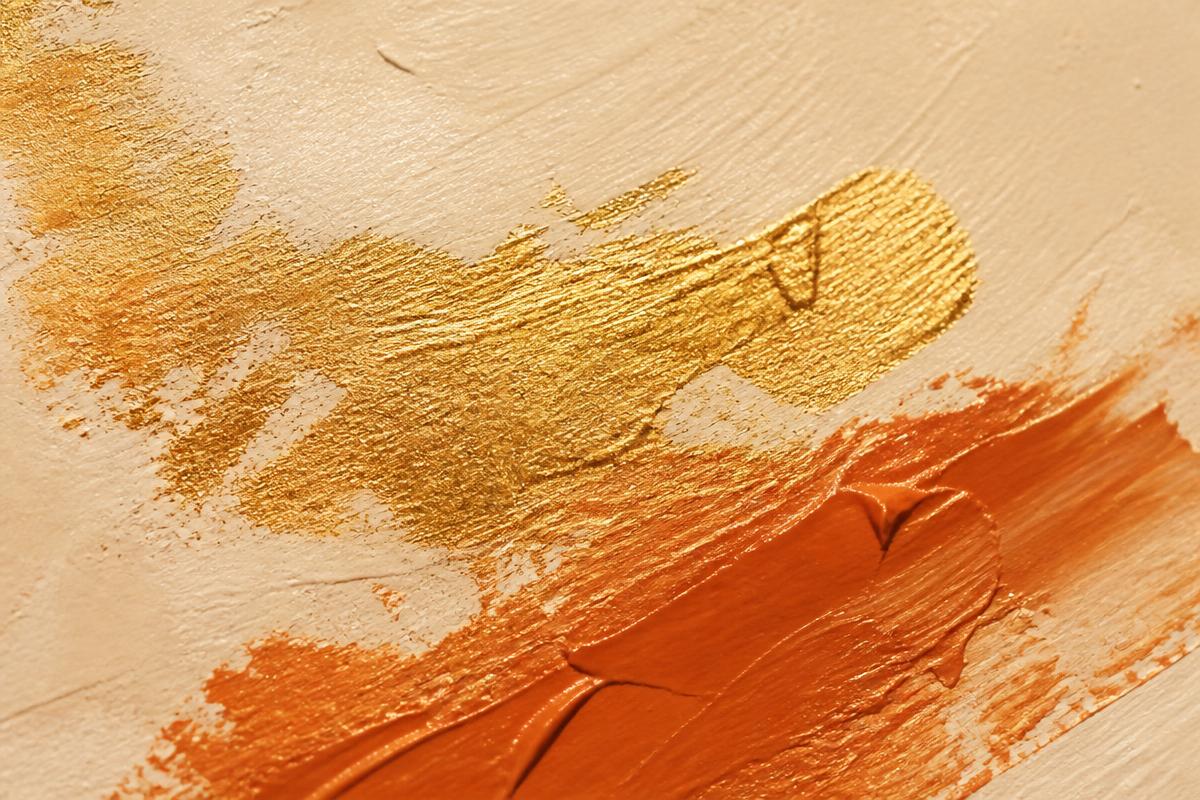 Texture abstraite de peinture dorée et terracotta sur toile crème